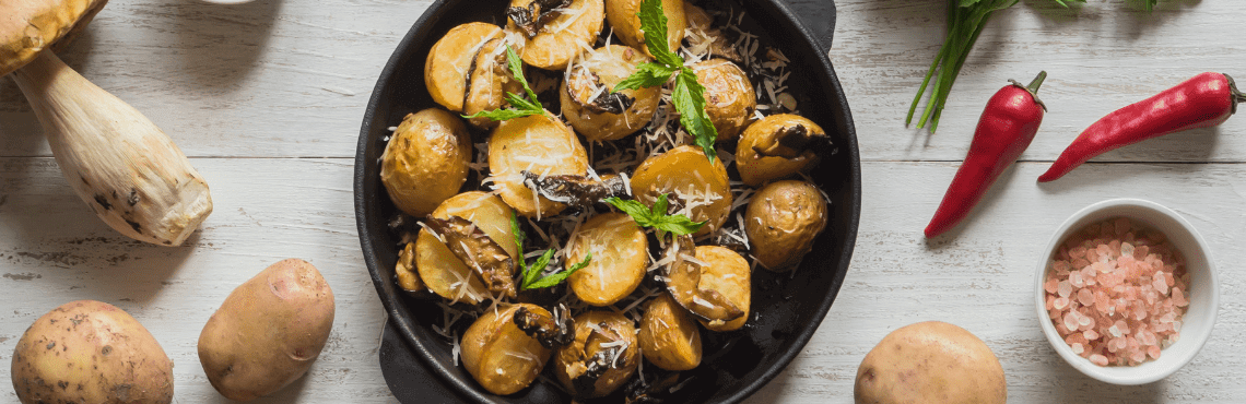 Lecker und schnell gemacht: Bratkartoffeln mit Sommersalat