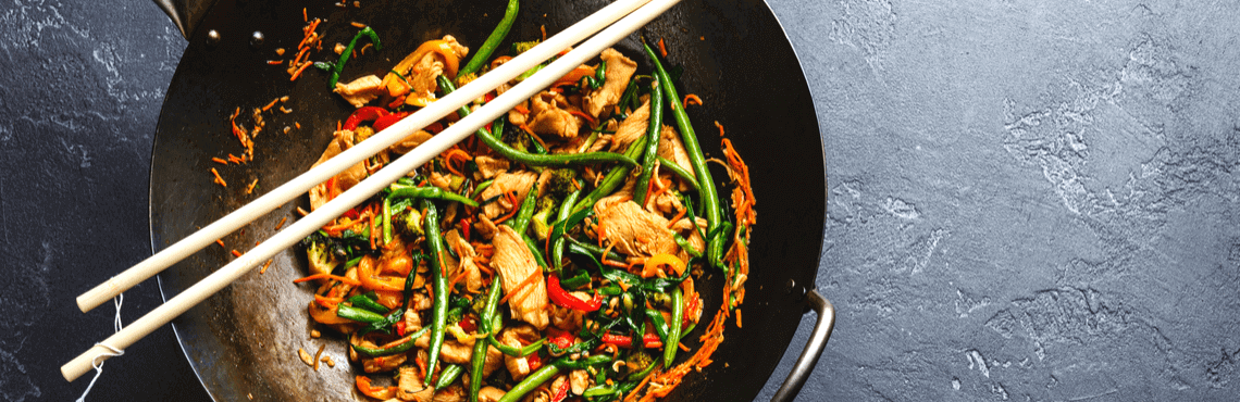 Asiatische Kochkunst: Wok-Gemüse mit Putenstreifen